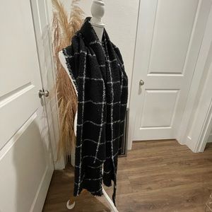 Aritizia Black & White Plaid Polyester Scarf